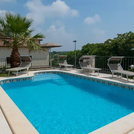 Deluxe With Private Pool - 100m From The Sea Апартаменты Пула