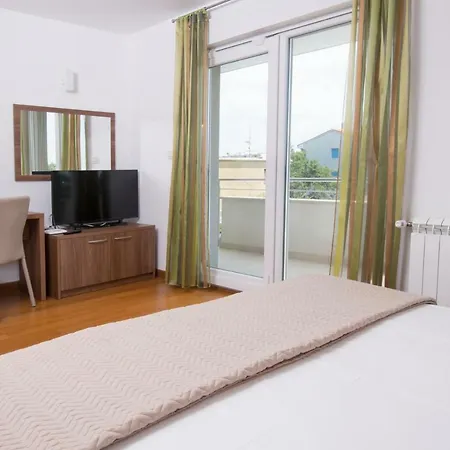 Апартаменты Deluxe With Private Pool - 100m From The Sea *