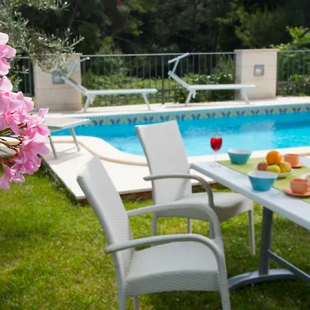 Апартаменты Deluxe With Private Pool - 100m From The Sea Пула