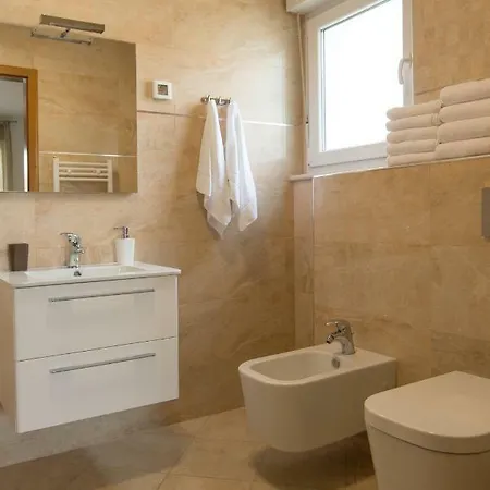 Deluxe With Private Pool - 100m From The Sea Апартаменты Пула