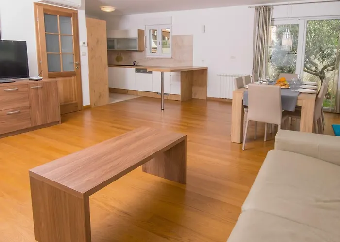 아파트 Deluxe With Private Pool - 100m From The Sea