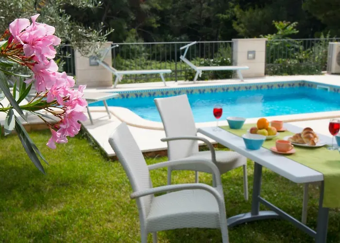 아파트 Deluxe With Private Pool - 100m From The Sea 풀라