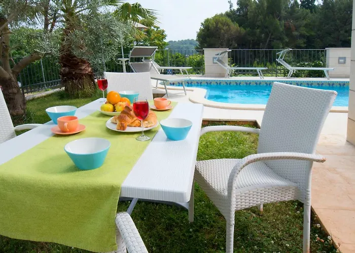 Deluxe With Private Pool - 100m From The Sea 풀라