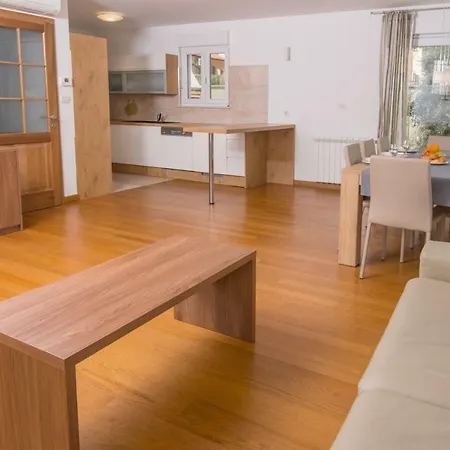 Apartment Deluxe With Private Pool - 100m From The Sea