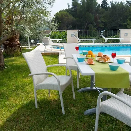 Deluxe With Private Pool - 100m From The Sea