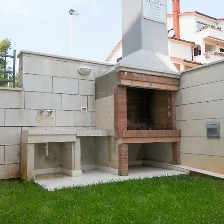 Deluxe With Private Pool - 100m From The Sea Apartment Pula