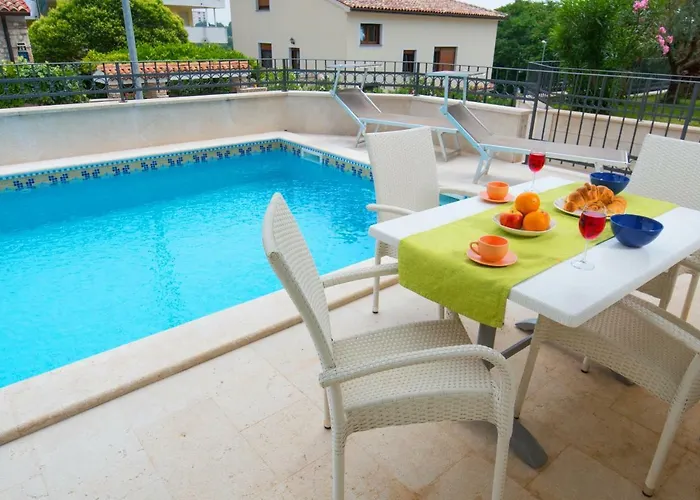 Deluxe With Private Pool - 100m From The Sea