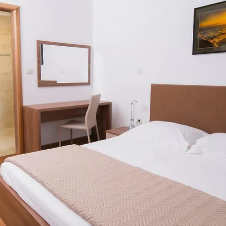 Deluxe With Private Pool - 100m From The Sea Apartmán