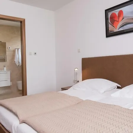 Deluxe With Private Pool - 100m From The Sea Apartmán *